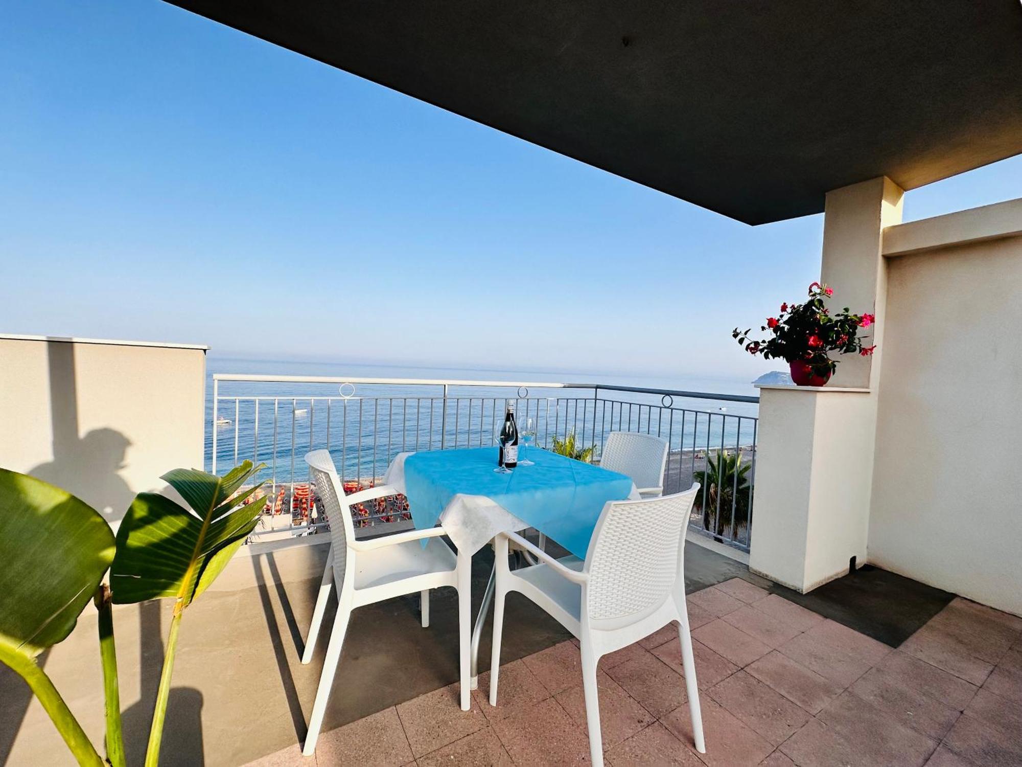 Maniel Beach Hotel レトイアンニ エクステリア 写真