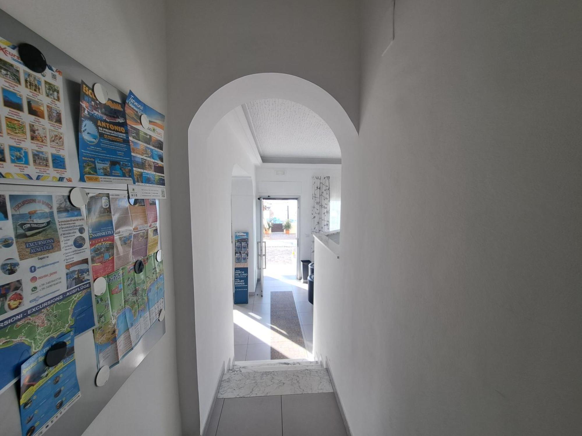 Maniel Beach Hotel レトイアンニ エクステリア 写真