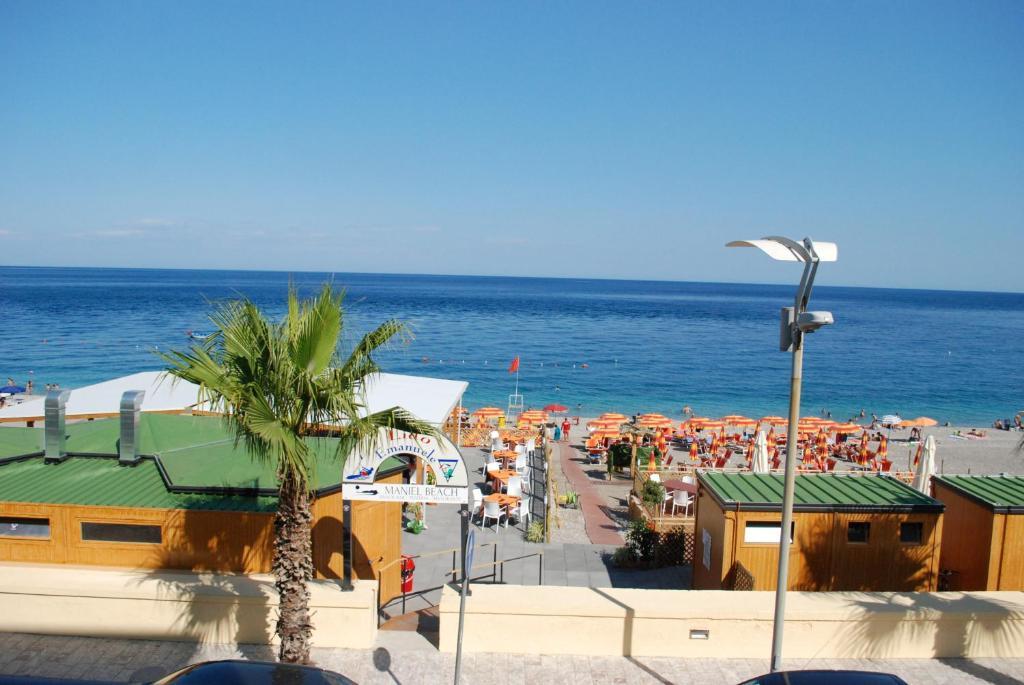 Maniel Beach Hotel レトイアンニ エクステリア 写真