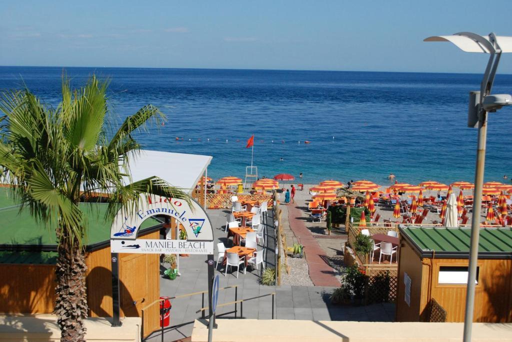 Maniel Beach Hotel レトイアンニ エクステリア 写真